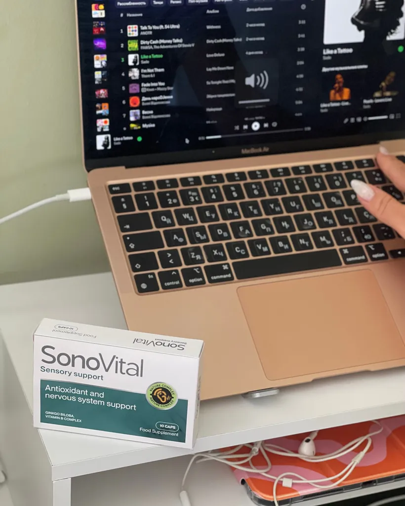 Confezione SonoVital accanto a un portatile con la musica in riproduzione